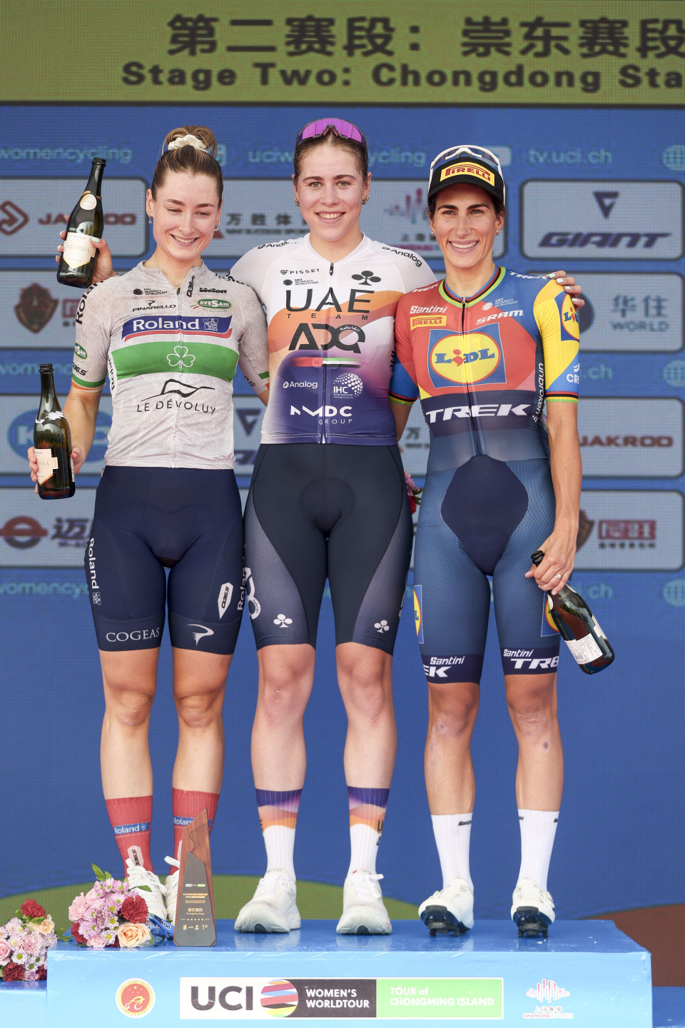 MF, 新华社记者, 上庆祝