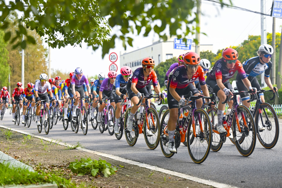 身着代表, 比赛中骑行