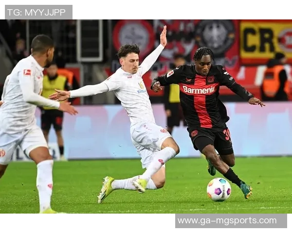 德国超级法兰克福与拜仁上半场精彩对决回顾与分析